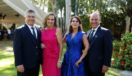  Los papás de los novios Patricia del Bosque y Roberto Lozano, Raquel Altamirano y Jesús Aguirre.