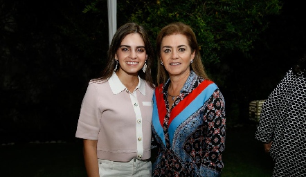  Adriana Olmos con su mamá Adriana Carrera.