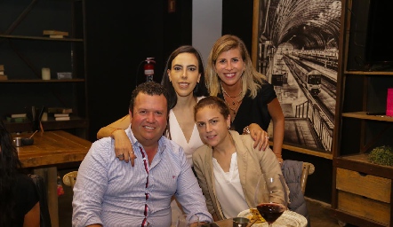 Santiago Meade, Mariana Tobías, María José Foyo y Sofía Muzquiz.