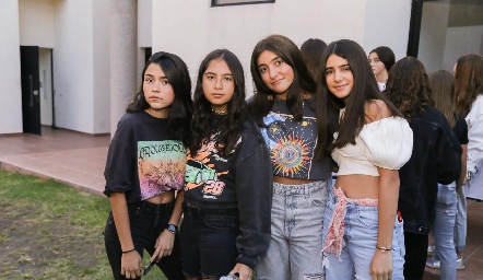  Paulina Belgodere, Mare Cordero, Isabella Reyes y Dana Herrejón.