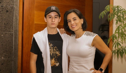  Víctor Moctezuma con su mamá Anilú Enríquez.