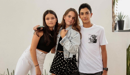  Camila, Priscila y Emiliano.