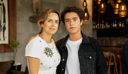  Paty Estrada con su hijo Juan José Leos.