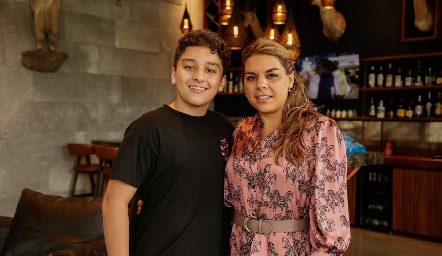  Arturo Payán con su mamá Maribel Torres.