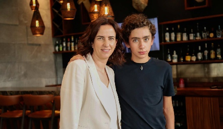  Alejandra Güemes con su hijo Mateo Conde.