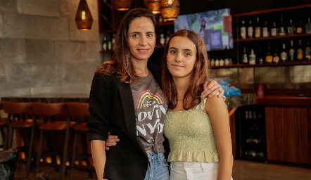  Ify Güemes con su hija Lourdes González.