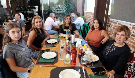  Isabela Rosell, Claudia García, Paola Insua, Andrea Rosell y Lupita García.