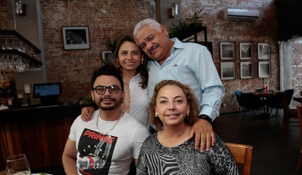 Abraham Silva, Gabriela Silva, Rosendo Silva y Silvia Olivares.