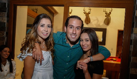 Romina Ortuño, Jürgen Navarro y Edith Falcón.