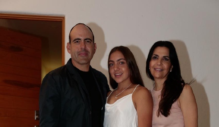 Félix Feres y Mely Mahbub con su hija Émelin.