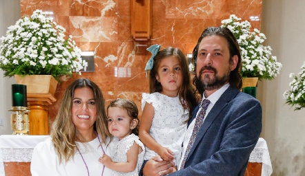  María José Barragán y Diego Rodríguez con sus hijas Luisa y Anajose.