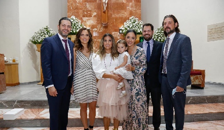  Luisa Rodríguez Barragán con sus papás y padrinos.