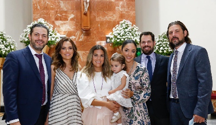  Luisa Rodríguez Barragán con sus papás y padrinos.