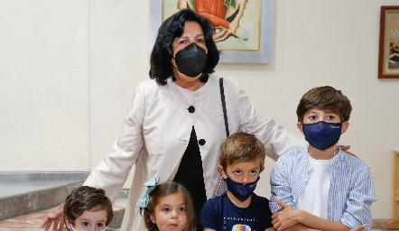  Cristina Barragán y sus nietos.
