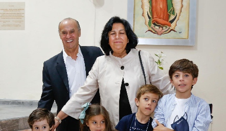  José Barragán y Cristina Barragán con sus nietos.