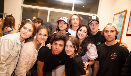  Anna Astrid con sus amigos.