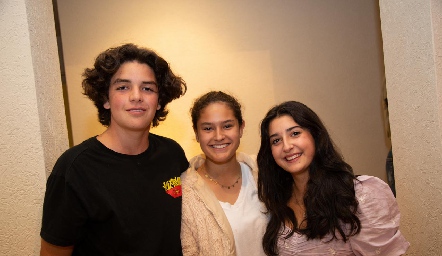  Patricio Vera, Maca Fernández y María Julia Guerra.
