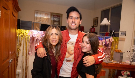  Anna Astrid Navarro con sus hijos Jürgen y Anna Astrid.