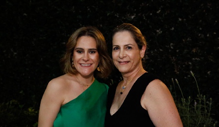  Alejandra Román con su mamá Alejandra Medina.