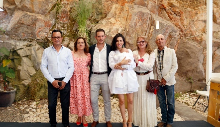 Alejandro Díaz de León, Claudia Revuelta, Carlos Del Valle, Claudia Díaz de León, Iker Del Valle, Begoña Ruiz y Carlos Del Valle.