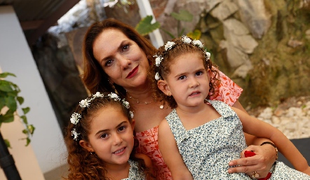  Claudia Revuelta, con sus nietas Inés y Natalia Del Valle.