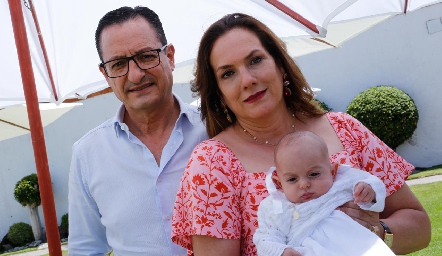  Alejandro Díaz de Leó y Claudia Revuelta con su nieto Iker Del Valle.
