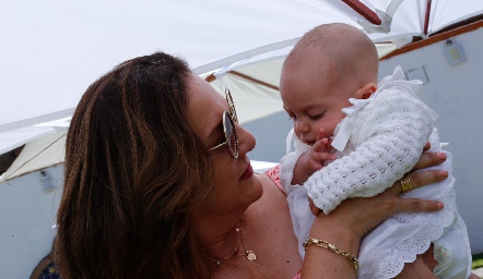 Claudia Revuelta con su nieto Iker.