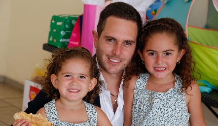  Carlos Del Valle con sus hijas Inés y Natalia.