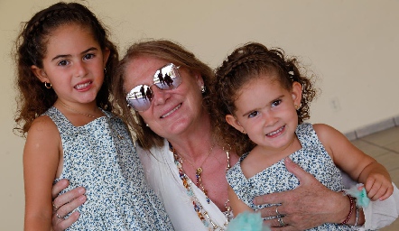 Begoña Ruiz con sus nietas Inés y Natalia Del Valle.