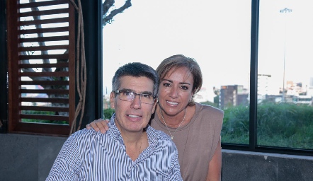 Mauricio Alcalde y  Karina Ramos.