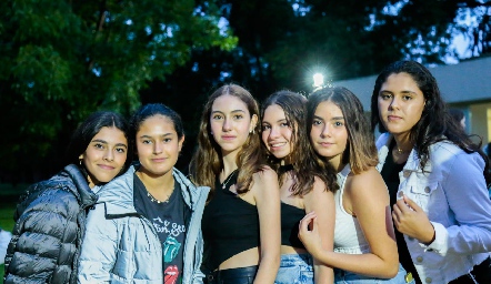  Ana Salazar con sus amigas.