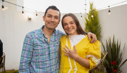  Alejandro Díaz de León y Nabil Sáenz se comprometieron en matrimonio.