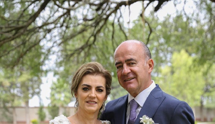  Adriana Carrera y Rafael Olmos, papás de la novia.