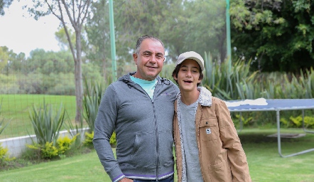  Javier Alcalde con su hijo Paulo.