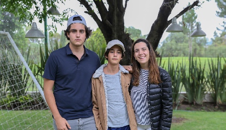  Los hermanos Javier, Paulo y Natalia.