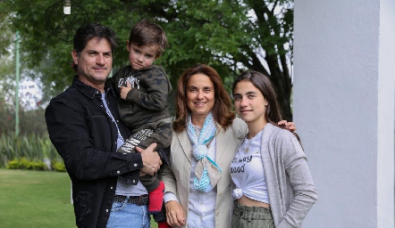  Gustavo Medina y Rocío Alcalde con sus hijos Santiago y Marijó.