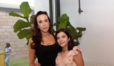  Cheli Sotomayor con su hija Isa.