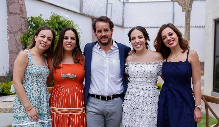  Fernanda, Ana Isa, Sofía y Eugenia Torres Acosta con Alejandro Sanvela.
