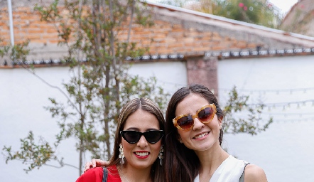  Cristina Kasis y Pamela Castro.