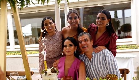  Marily Espinosa con su esposo Javier Tobías y sus hijas Pepi, María Paula y Marily.