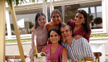  Marily Espinosa con su esposo Javier Tobías y sus hijas Pepi, María Paula y Marily.