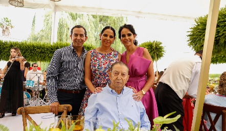  Juan Espinosa con sus hijos.