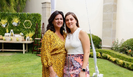 Cynthia Sánchez con su hija Mariana Gómez.