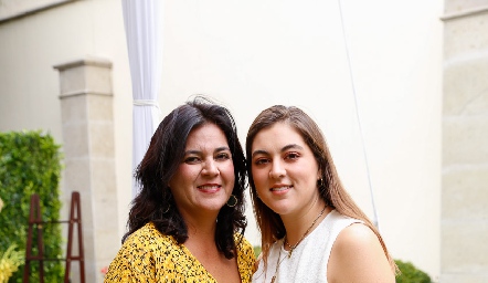  Cynthia Sánchez con su hija Mariana Gómez.