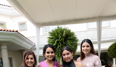  Vera Villarreal de Castillo y Marily Espinosa de Tobías con sus hijas Fer y Pepi.