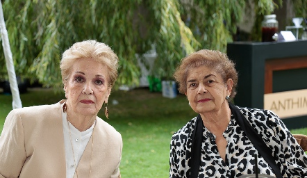  Yolanda Hanfmann y Chata Espinosa.
