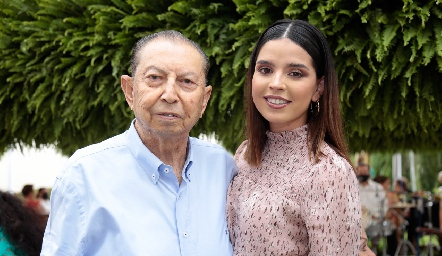  Juan Espinosa con su nieta Pepi Tobías.
