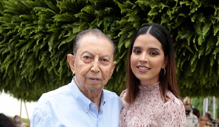  Juan Espinosa con su nieta Pepi Tobías.