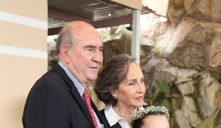  Roberta Nava con sus abuelos Luis Nava y Patricia Palacios.