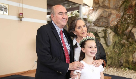 Luis Nava y Patricia Palacios con su nieta Roberta.